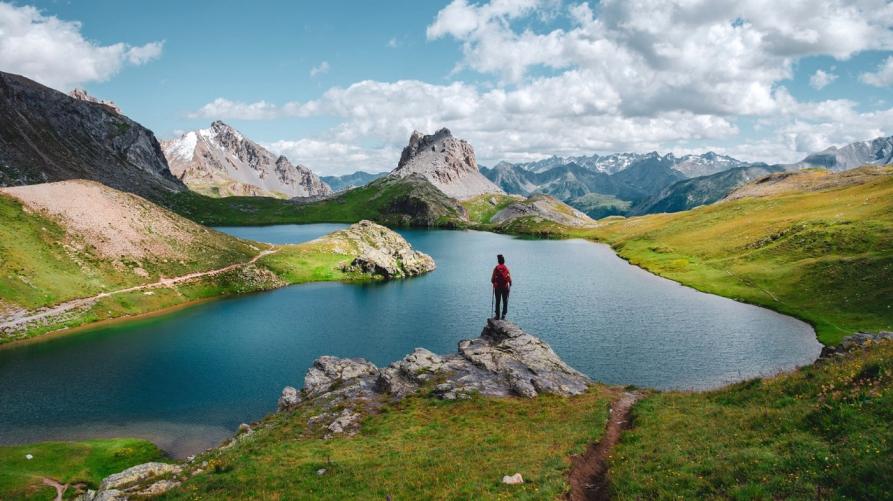 Paesaggio di montagna con lago