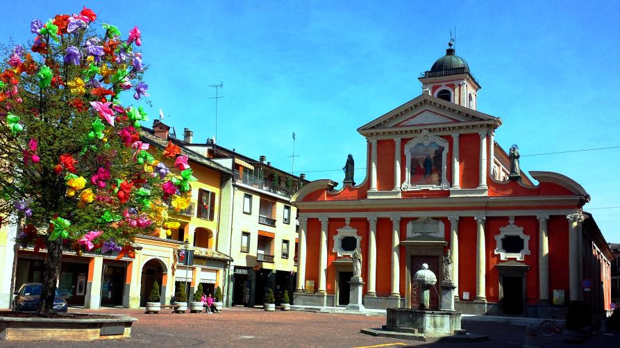 Boves (CN). Piazza dell'Olmo con a sinistra albero decorato con uova di Pasqua colorate e Chiesa di S. Bartolomeo. Fotografia di Giorgio Vannucchi (2015) 