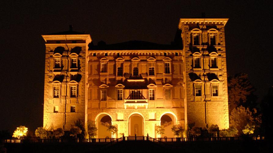 Agliè (TO). Il Castello ducale illuminato da luci ambrate si staglia nella notte. Fotografia di Franco Marchiando (2015).