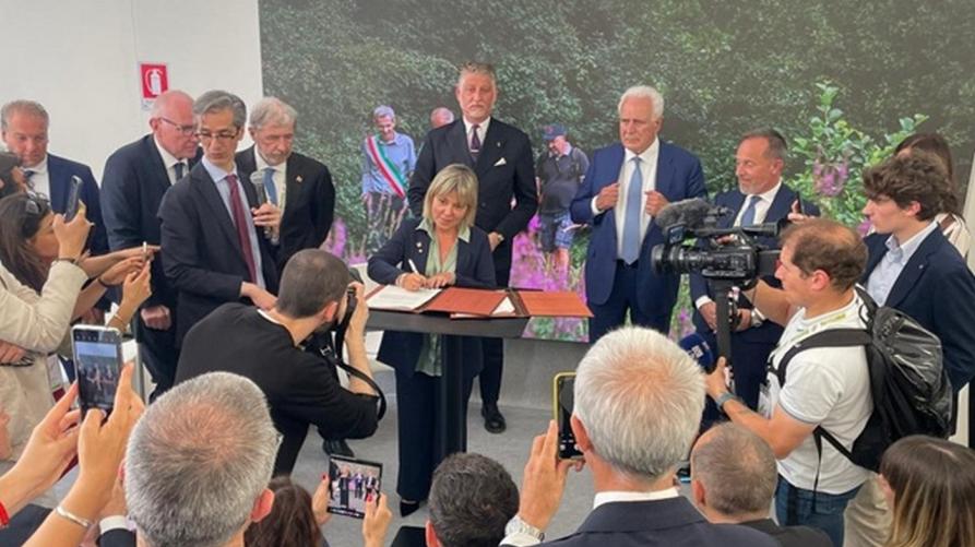 L'assessore Chiarelli firma il protocollo