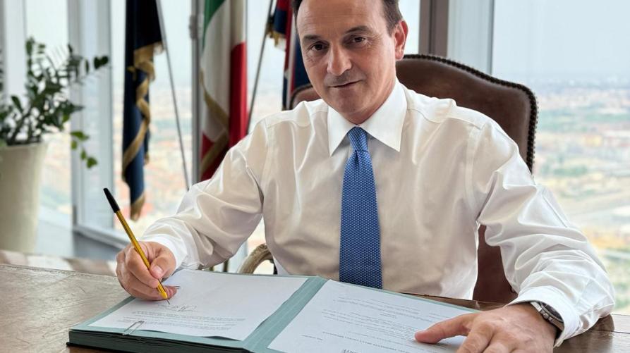 Il presidente Cirio mentre firma il decreto