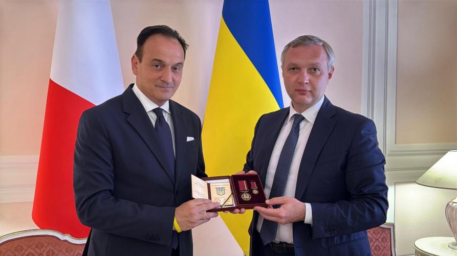 L'ambasciatore consegna l'onorificenza al presidente Cirio 