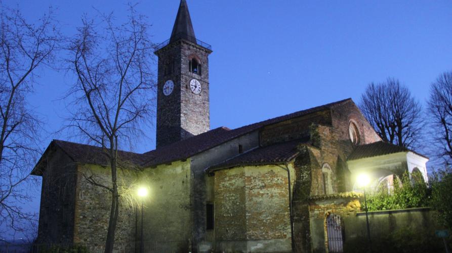Salussola (BI). La Chiesa di Santa Maria Assunta è fotografata di sera. Il cielo è color blu cobalto e le luci verdastre dei lampioni illuminano l'edificio mettendolo in risalto. Fotografia di Claudio Circolari (2015). 