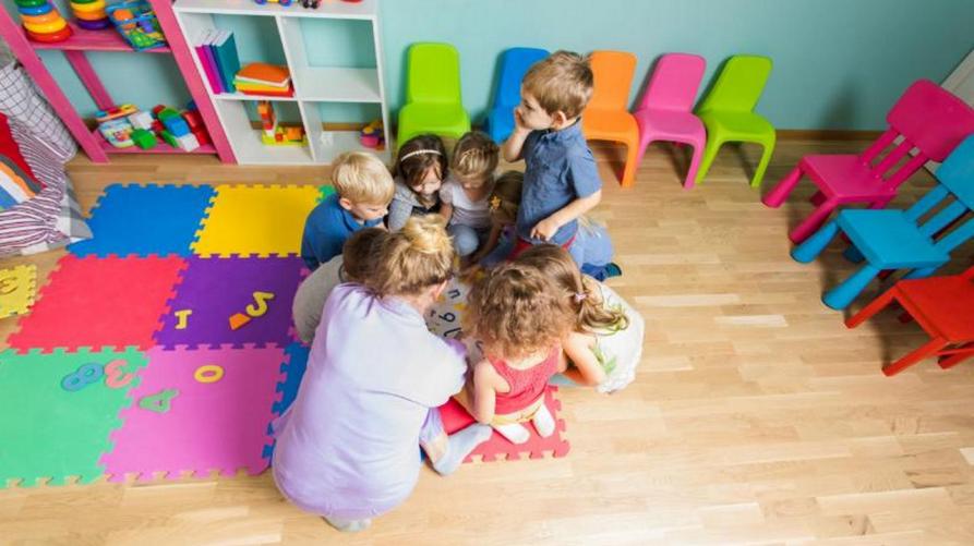 Bambini in un asilo nido 