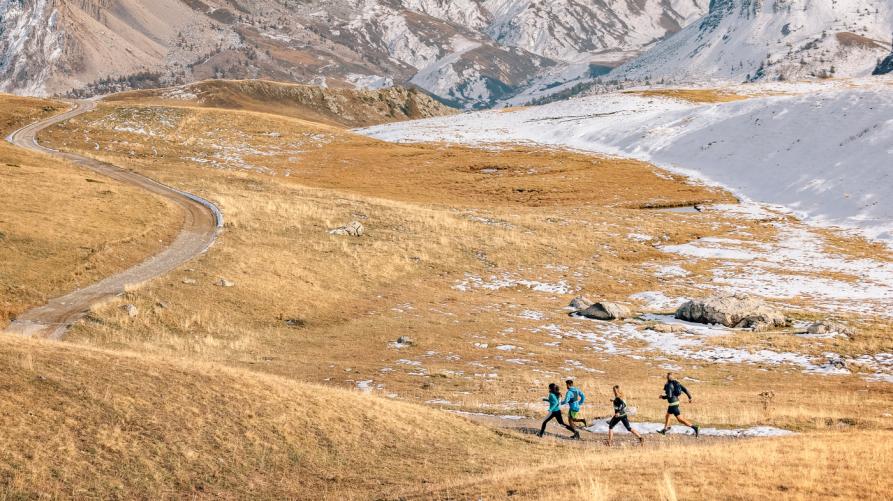 Corsa in sentiero di montagna 