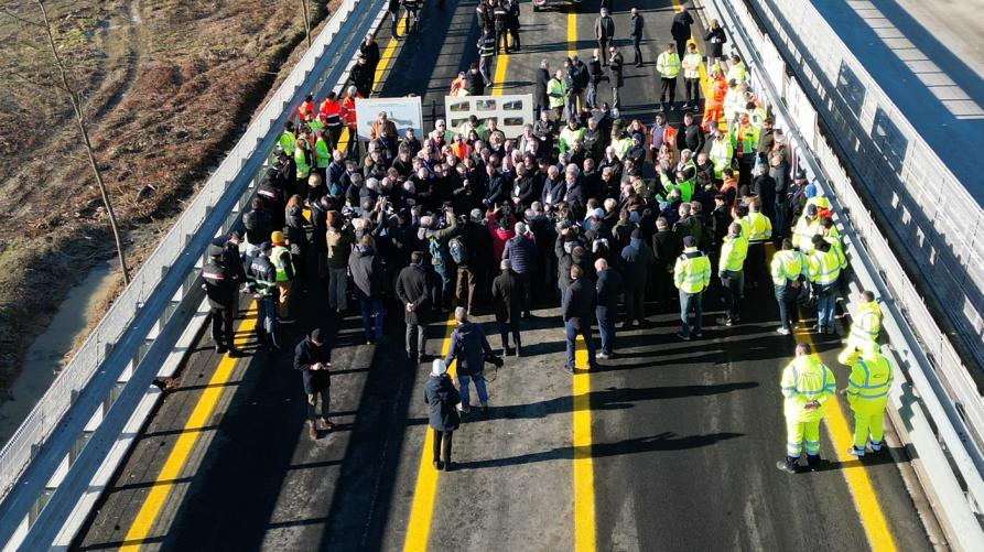 Gli amministratori sul nuovo viadotto Tanaro 