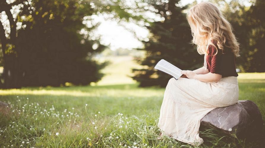 Donna che legge in un parco 