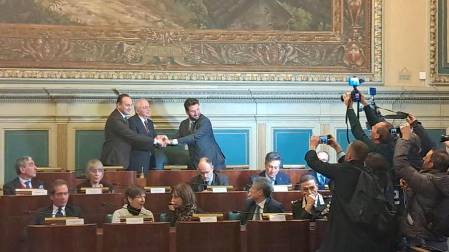 Cirio, Cafagna e Riboldi si stringono le mani dopo la firma del protocollo 