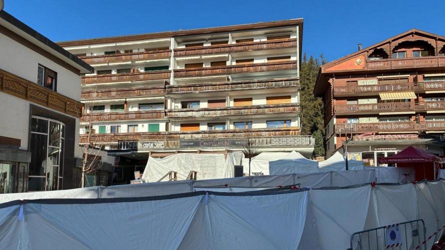 Esterno del bar Le Costellation di Crans Montana (@ANSA) 