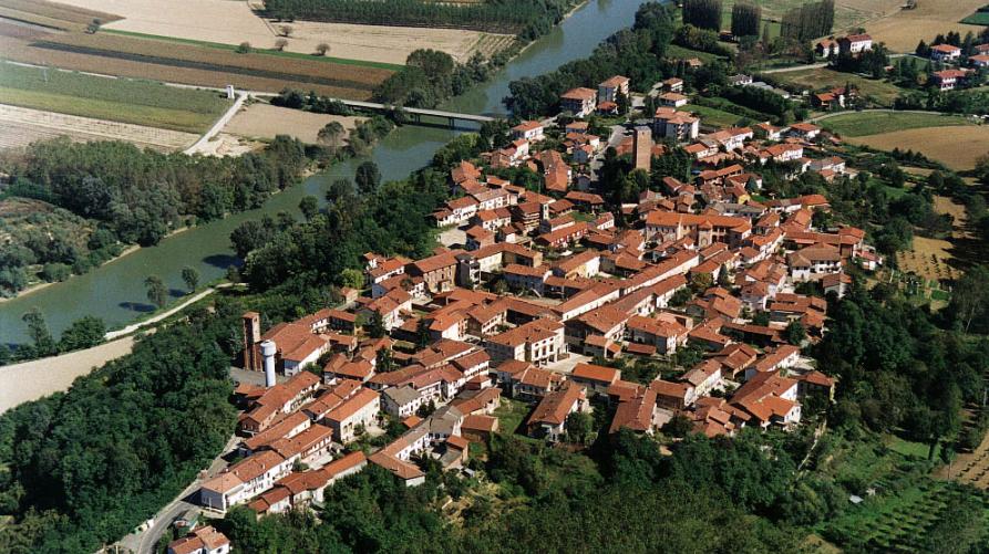 Masio (AL). Panoramica aerea del paese circondato dalla vegetazione. A sinistra il fiume Tanaro e i campi. 