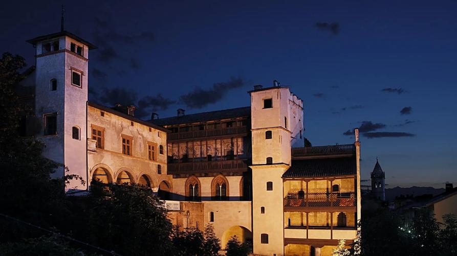 Saluzzo (CN). Dal buio della notte emerge Casa Cavassa completamente illuminata 