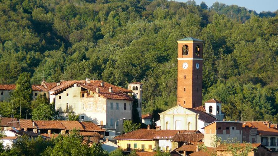 Lozzolo (VC).Le case del paese viste in lontananza fra la vegetazione delle montagne 