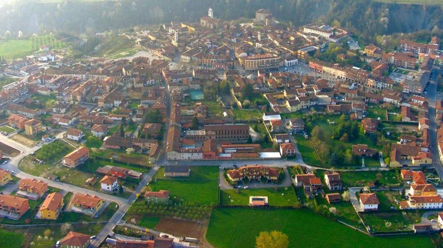 Carrù (CN). Il paese visto dall'alto durante il volo di una mongolfiera 