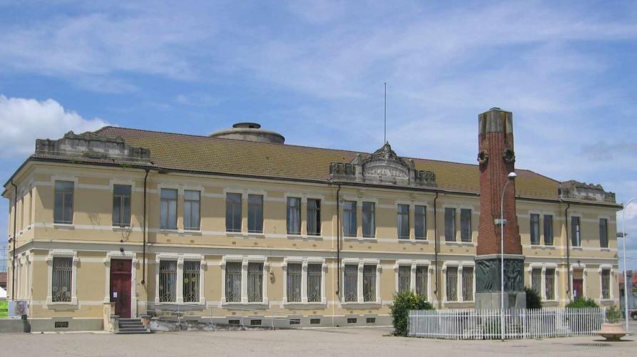 Caresana (VC). Le scuole elementari e l'obelisco, a destra, monumento ai caduti. Fotografia di Claudio Tambornino (2008). 