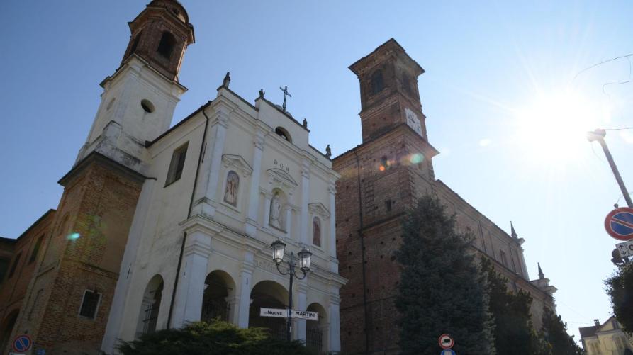 Sanfrè (CN). La Chiesa di Sant'Agostino con la sua facciata bianca barocca e il campanile. A fianco svetta il campanile in mattoni scoperti con orologio della Parrocchia dei Santi Pietro e Paolo Apostoli 