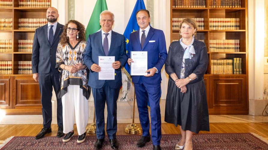 I firmatari mostrano l'accordo 