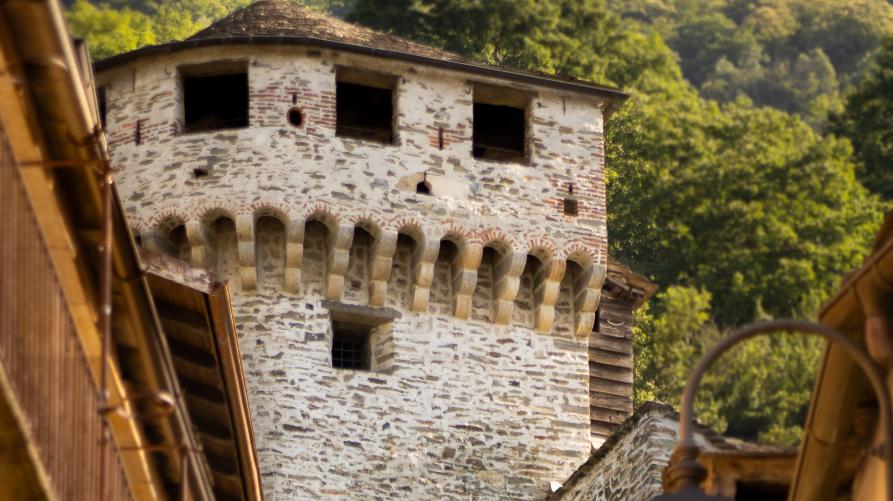 Vogogna (VCO). Scorcio della torre del Castello Visconteo immersa nel verde 
