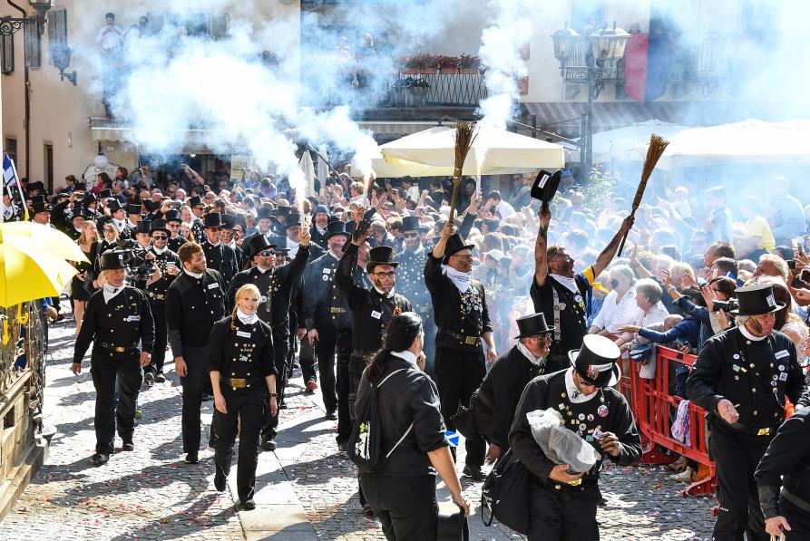 momenti del raduno degli spazzacamini. Sfilata