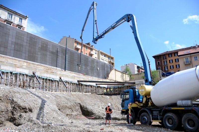 Sede Unica - Il cantiere a giugno 2012, mezzi pesanti in azione 