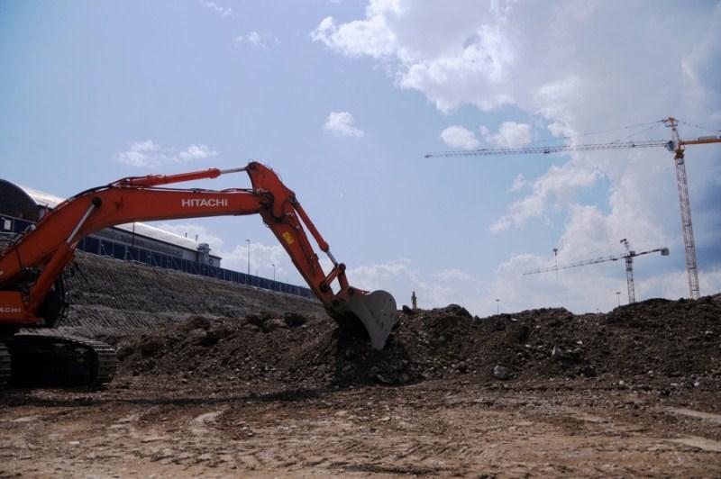 Sede Unica - Il cantiere a giugno 2012, mezzi pesanti in azione 