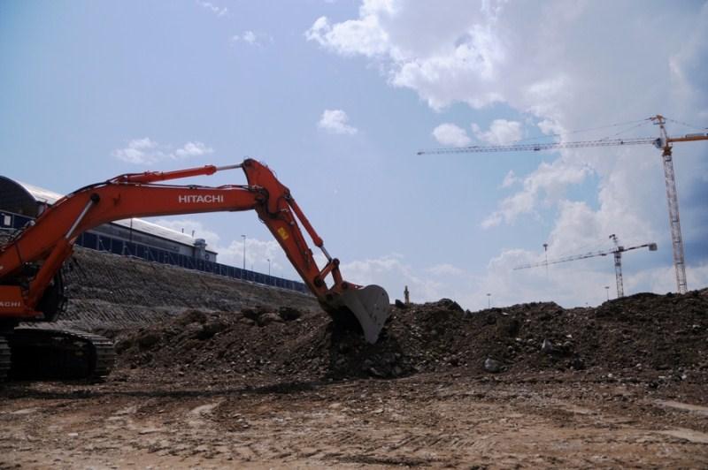 Sede Unica - Il cantiere a giugno 2012, mezzi pesanti in azione