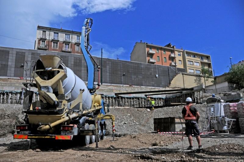 Sede Unica - Il cantiere a giugno 2012, mezzi pesanti in azione