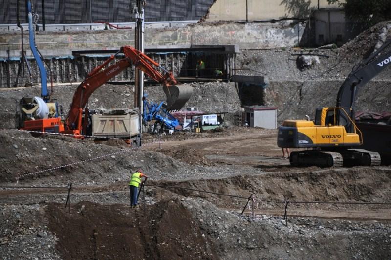 Sede Unica - Il cantiere a giugno 2012, mezzi pesanti in azione 