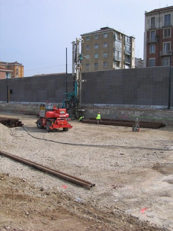 Sede Unica - Il cantiere a giugno 2012, mezzi pesanti in azione 