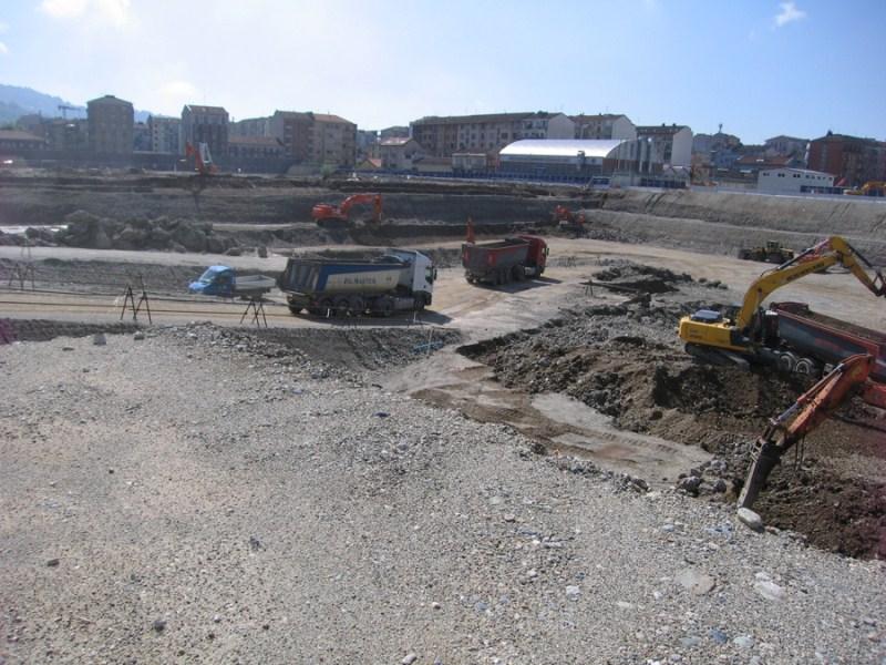 Sede Unica - Il cantiere a giugno 2012, mezzi pesanti in azione 