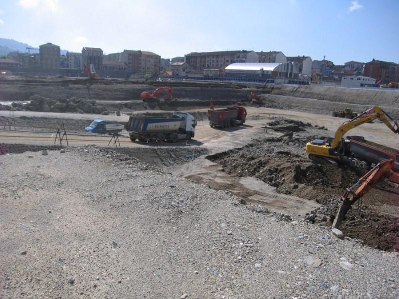 Sede Unica - Il cantiere a giugno 2012, mezzi pesanti in azione