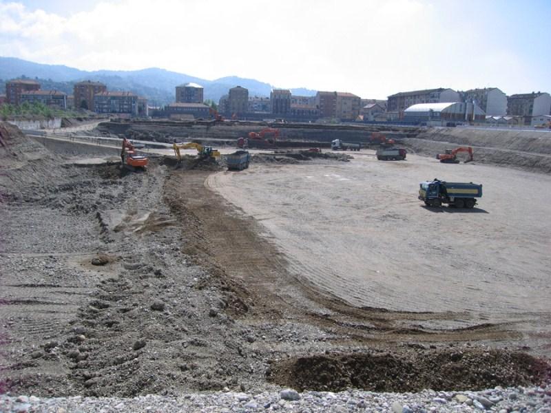 Sede Unica - Il cantiere a giugno 2012, mezzi pesanti in azione 