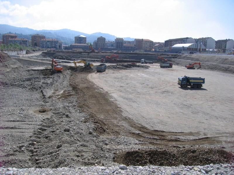 Sede Unica - Il cantiere a giugno 2012, mezzi pesanti in azione