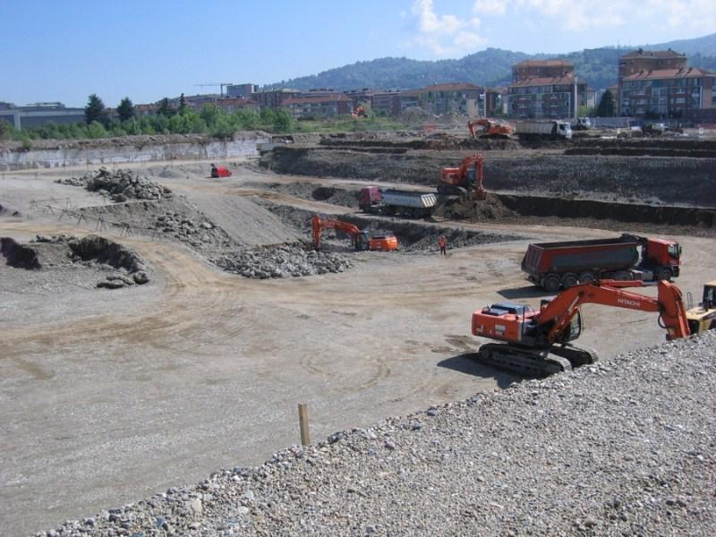 Sede Unica - Il cantiere a giugno 2012, mezzi pesanti in azione