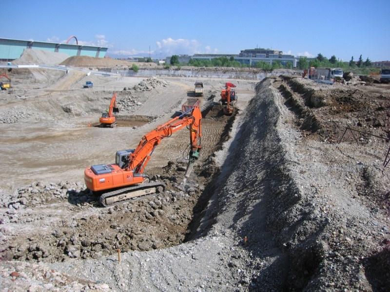 Sede Unica - Il cantiere a giugno 2012, mezzi pesanti in azione 