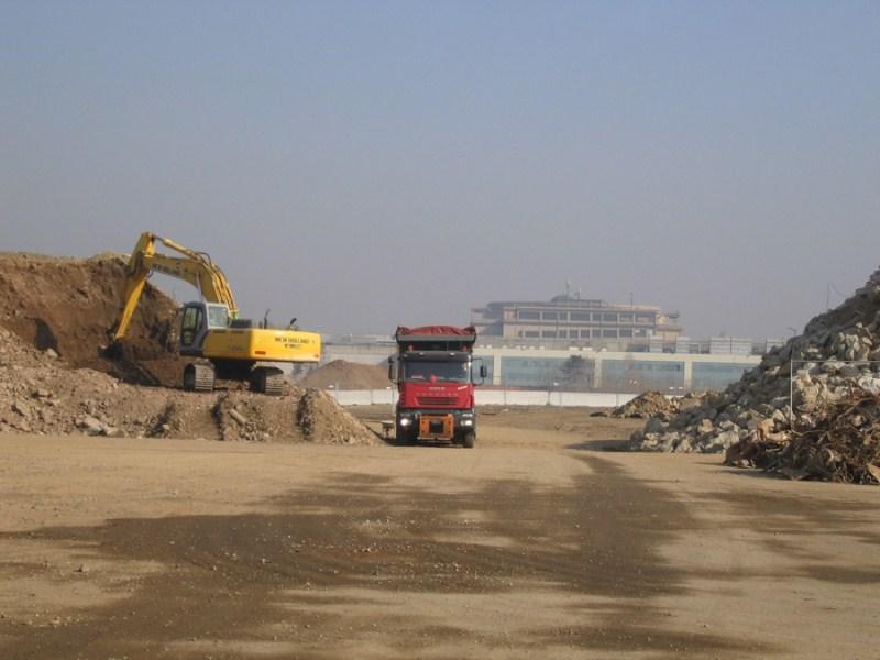 Sede Unica - Il cantiere a giugno 2012, mezzi pesanti in azione 