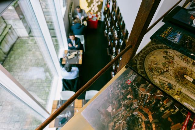 Vista dell'interno del wine bar dall'alto 