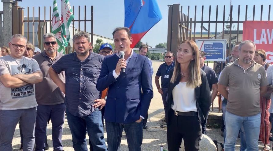 Il presidente Cirio e l'assessore Chiorino davanti ai cancelli dell'ex Embraco 