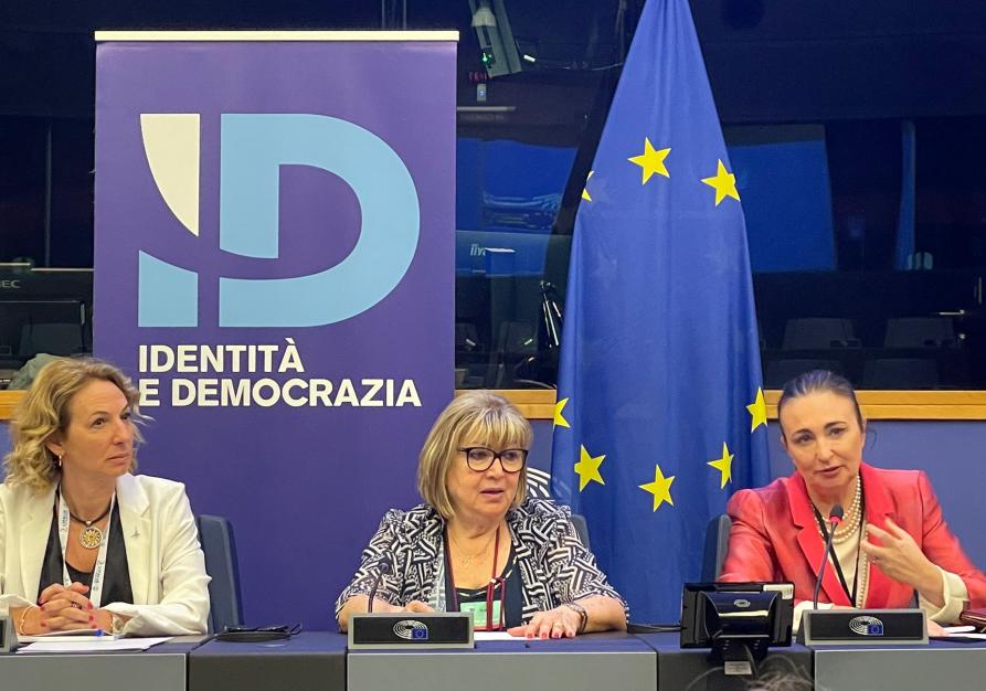Al centro, Anna Mantini Consigliera di Parità Regionale del Piemonte; a destra, l’eurodeputata on. Gianna Gancia; a sinistra l’eurodeputata on. Simona Baldassarre
