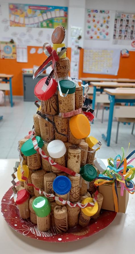 Un Albero di Natale "ricicloso"... un piccolo dono al nostro pianeta! -  Scuola primaria Cesare Pavese - Nichelino - TO