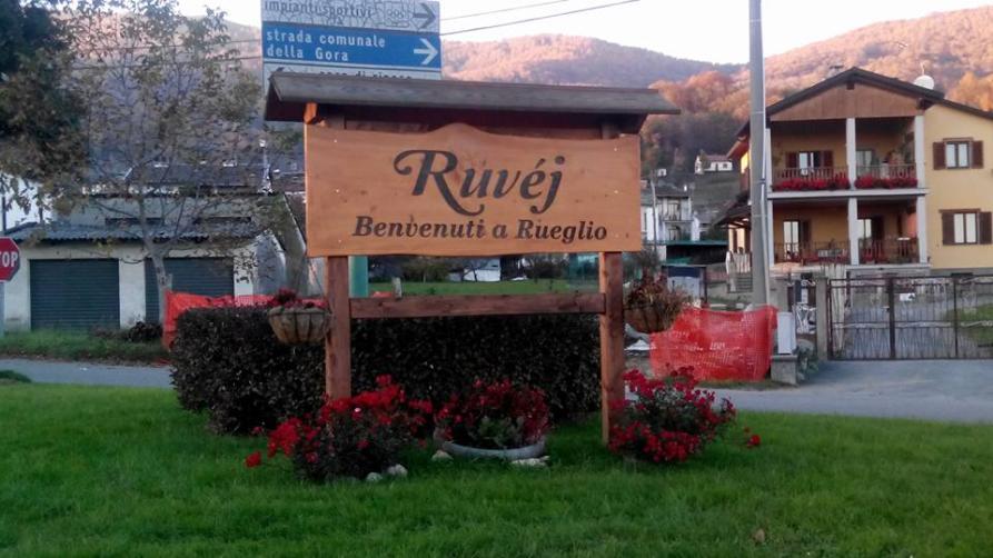 Rueglio (TO), ingresso al paese. Foto di Maria Pia Chiartano 