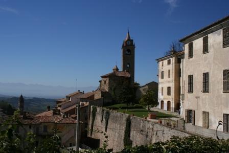 Monforte d'Alba (CN). Palazzo Scarampi e Torre campanaria. Foto di Giovanni Abbio 