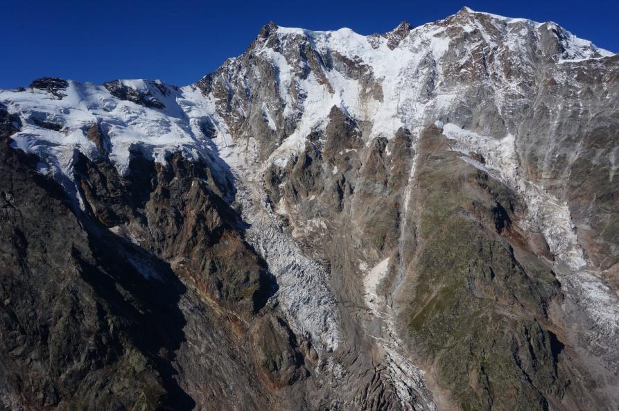 Versante Est del M. Rosa, da sinistra a destra: Ghiacciaio di Signal, Monte Rosa, Nordend