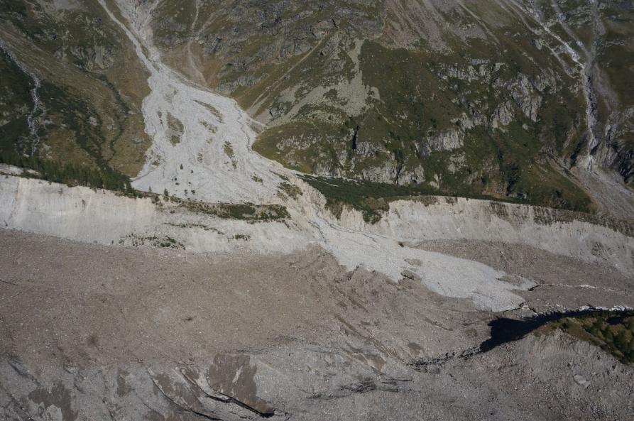 Colata detritica prodotta dal T. Castelfranco il 27/09/2023 il cui accumulo (grigio chiaro, ben riconoscibile) ha sopravanzato la superficie del ghiacciaio del Belvedere.