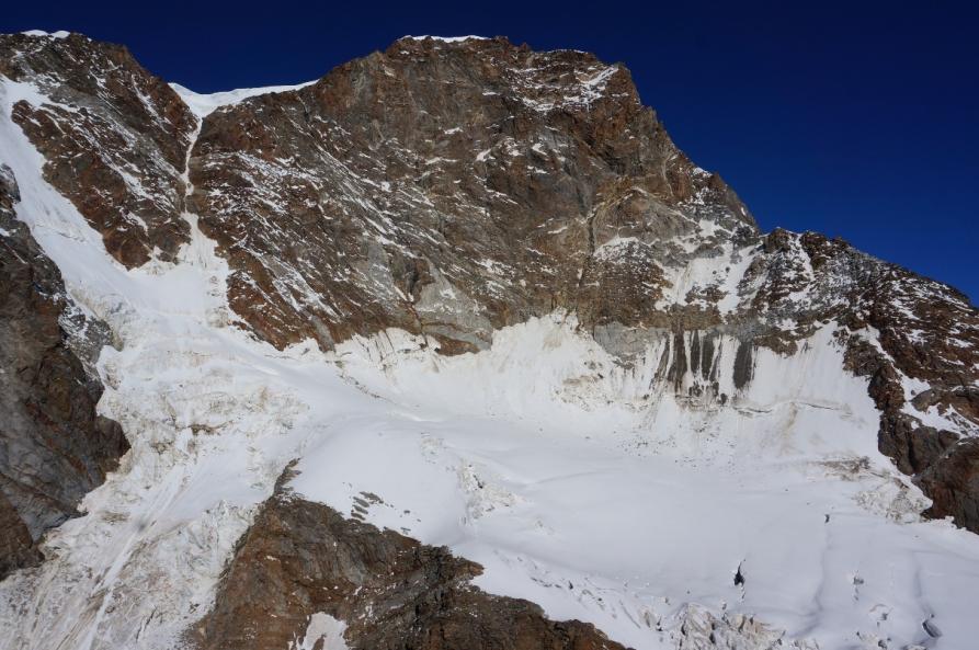 Versante valsesiano: alto bacino del ghiacciaio Sesia-Vigne e, in alto, la Capanna Margherita