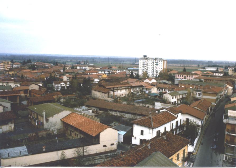 Momo (NO). Panorama del paese visto dall'alto. Fotografia di Luciano Amaranto (1985)