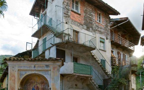 Baveno (VCO). Nucleo storico Domo. Casa Morandi e cappelletta. Fotografia tratta dal sito del Comune 