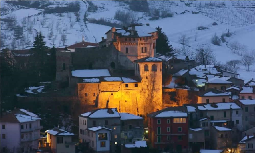 Mornese (AL).Il Castello. Immagine tratta dal sito del Comune. Il castello di Mornese è messo in risalto dalle luci calde che lo illuminano rispetto al panorama innevato che lo circonda 