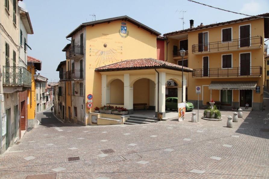 Mornese (AL). La meridiana. Sul muro di una abitazione è stato dipinto lo stemma del Comune e una meridiana 