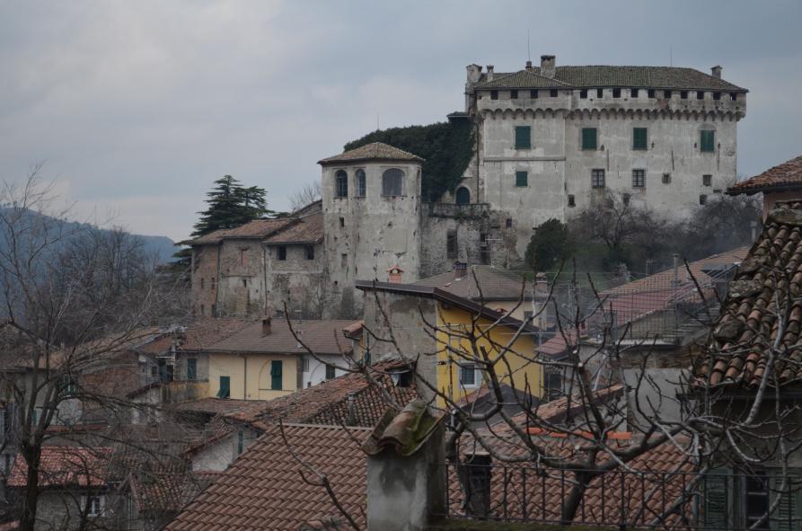 Mornese (AL). Il castello. Immagine tratta dal sito del Comune. Vista laterale del castello di Mornese e delle case sottostanti nella stagione autunnale 