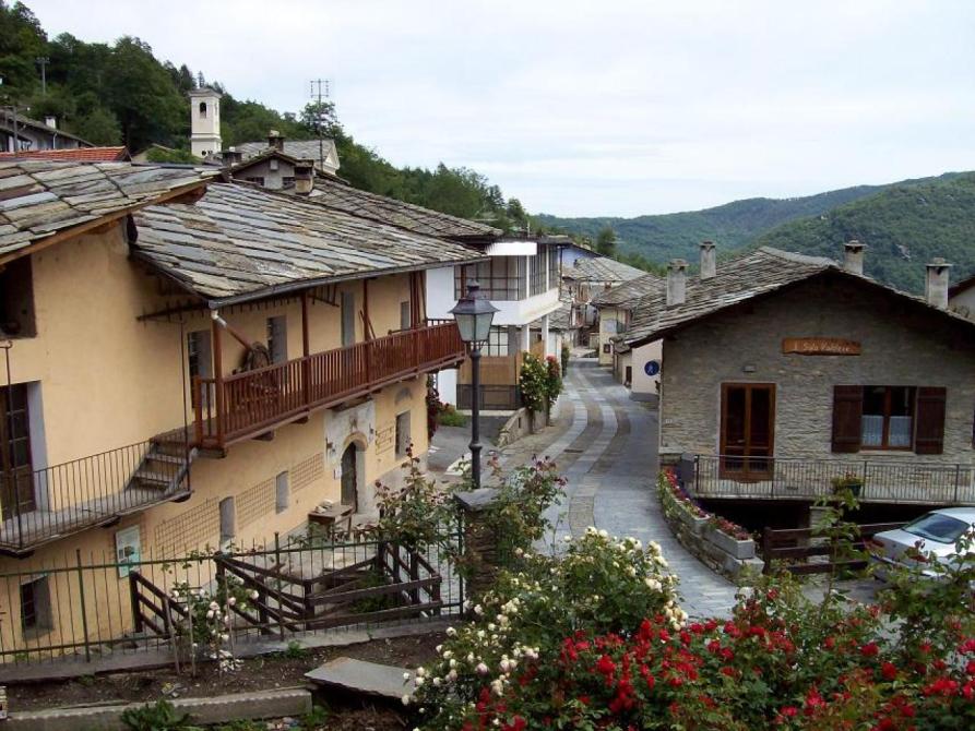 Rorà (TO). Case del paese e Sala Valdese divise da una via lastricata. Immagine tratta dal sito del Comune 
